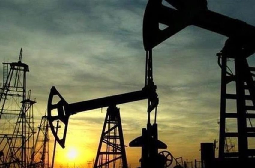 Oil prices fell in early transactions on Monday, due to weak transactions due to a public holiday in the United States. Brent crude futures fell 58 cents, or 0.69 percent, to $82.89 per barrel, and West Texas Intermediate crude futures fell 35 cents, or 0.44 percent, to $78.84 per barrel. Markets are still awaiting the trend of demand from China after the country's return from the week-long Lunar New Year holiday, while transactions remained weak due to the Presidents' Day holiday in the United States, according to Reuters. After a week of disappointing US economic data, which indicated an increase in prices and a decline in retail sales and factory production, decision-makers at the US Central Bank hinted at “slowness” in reducing interest rates. Higher interest rates would keep the cost of buying oil high, setting the stage for a downward trend in the market. It is not yet clear whether the death of Alexei Navalny, the most important opponent of Russian President Vladimir Putin, in a penal colony in the Arctic on Friday will lead to new sanctions being imposed on Moscow, the world's second-largest oil exporter.